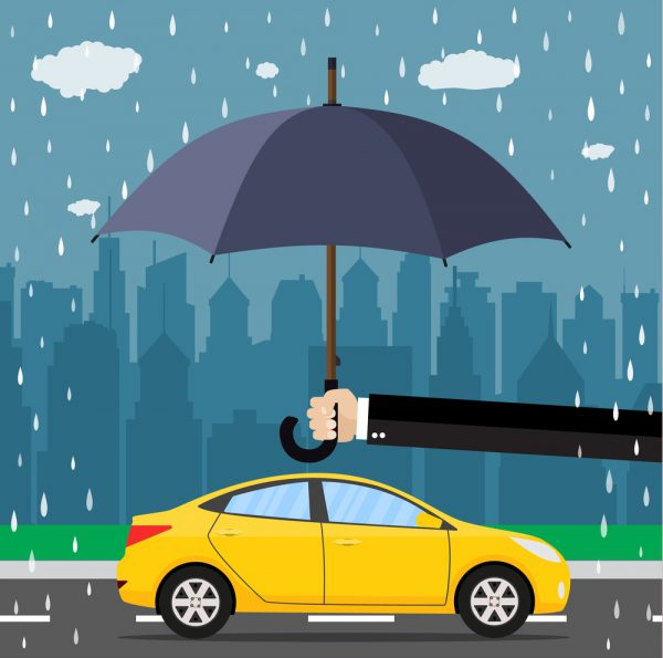 Paraguas protegiendo auto, simulando ser el seguro de auto cobertura amplia